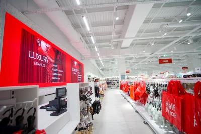 HalfPrice, un renumit lanț de îmbrăcăminte cu prețuri mici, deschide primul magazin din București