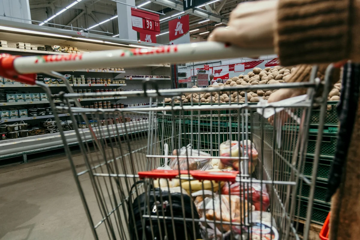 Se schimbă ambalajele produselor din magazine - Ce reguli noi intră &icirc;n vigoare din august 2026